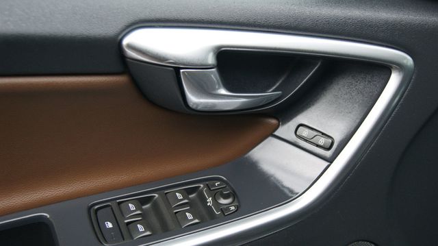 2017 Volvo XC60 JUST SERVICED, VERY CLEAN INSIDE AND OUT  - 23043576 - 58