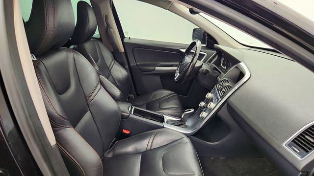 2017 Volvo XC60 T5 AWD Dynamic w/ Climate & Preferred Option Packages - 23016929 - 24