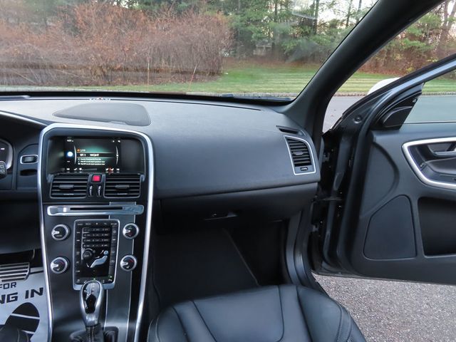 2017 Volvo XC60 T6 AWD R-Design - 22949426 - 32