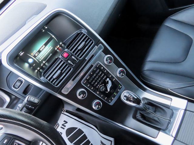 2017 Volvo XC60 T6 AWD R-Design - 22949426 - 35