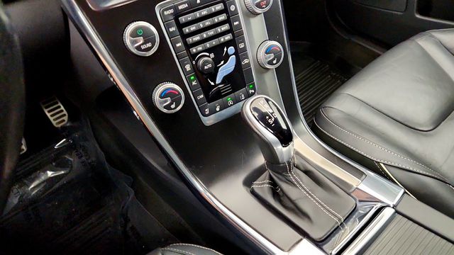 2017 Volvo XC60 T6 AWD R-Design w/ Polestar Optimization - 23082197 - 16