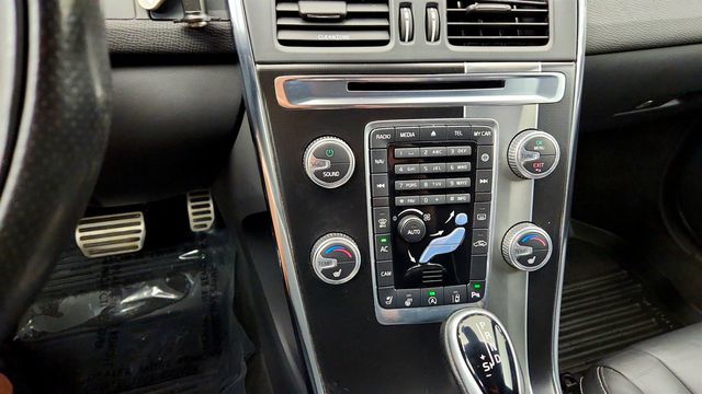 2017 Volvo XC60 T6 AWD R-Design w/ Polestar Optimization - 23082197 - 17