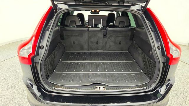 2017 Volvo XC60 T6 AWD R-Design w/ Polestar Optimization - 23082197 - 22