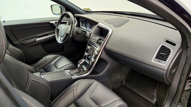 2017 Volvo XC60 T6 AWD R-Design w/ Polestar Optimization - 23082197 - 25