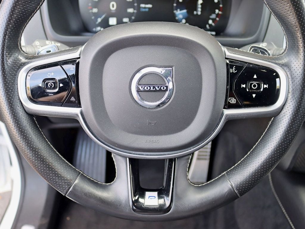 2017 Volvo XC90 T5 AWD R-Design photo 11