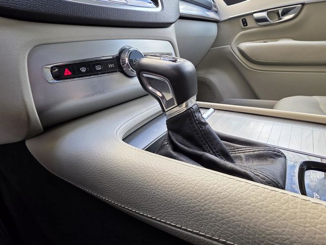 2017 Volvo XC90 T6 AWD 7-Passenger Momentum - 22991107 - 26