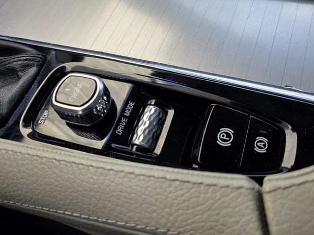 2017 Volvo XC90 T6 AWD 7-Passenger Momentum - 22991107 - 28