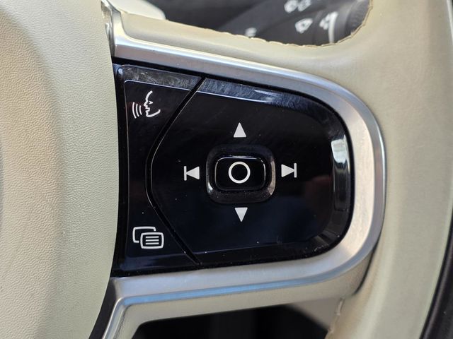 2017 Volvo XC90 T6 AWD 7-Passenger Momentum - 22991107 - 32