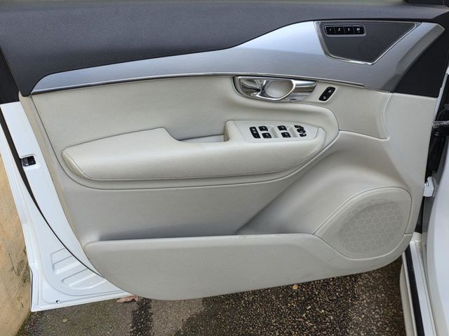 2017 Volvo XC90 T6 AWD 7-Passenger Momentum - 22991107 - 37