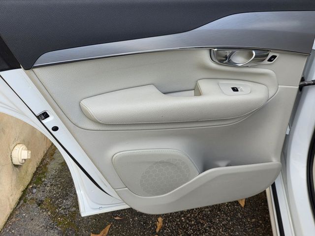 2017 Volvo XC90 T6 AWD 7-Passenger Momentum - 22991107 - 38