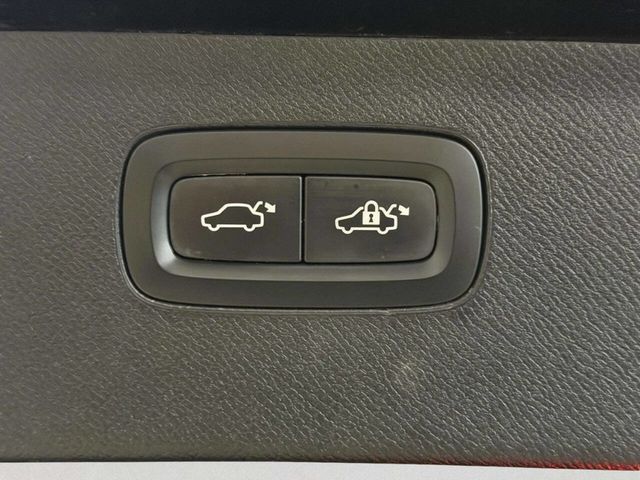 2017 Volvo XC90 T6 AWD 7-Passenger Momentum - 22985875 - 10