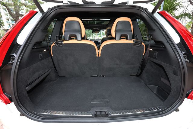 2017 Volvo XC90 T6 AWD 7-Passenger Momentum - 22999173 - 30