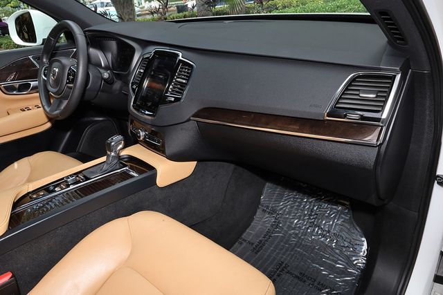2017 Volvo XC90 T6 AWD 7-Passenger Momentum - 22999173 - 37