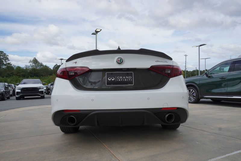 2018 Alfa Romeo Giulia Base photo 8