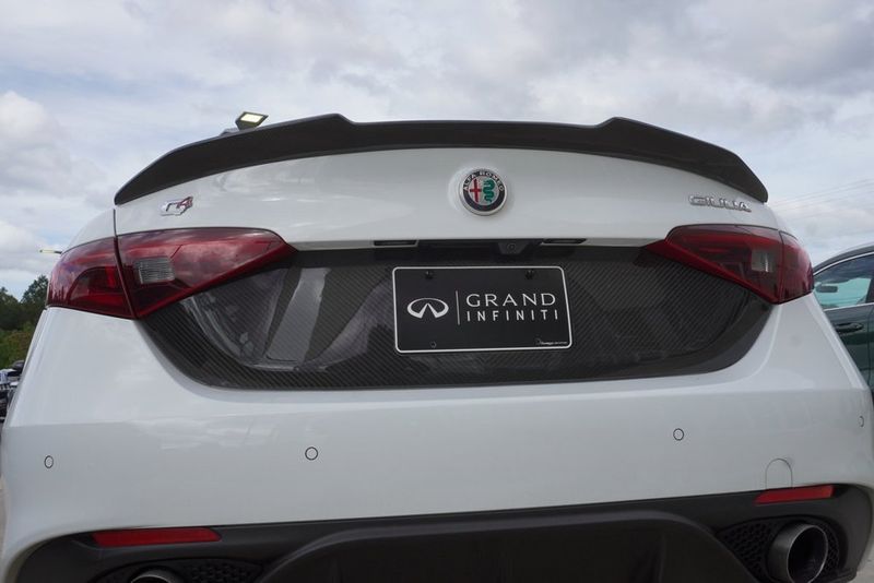 2018 Alfa Romeo Giulia Base photo 9