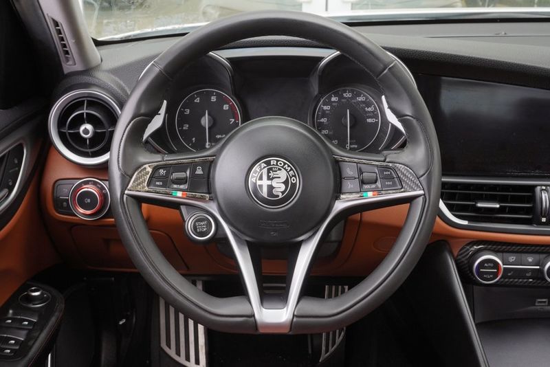 2018 Alfa Romeo Giulia Base photo 11