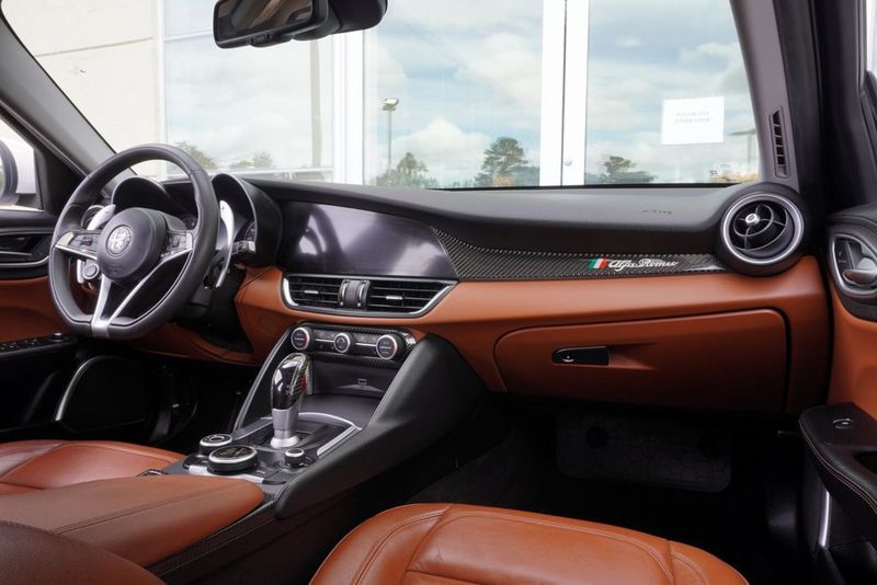 2018 Alfa Romeo Giulia Base photo 12