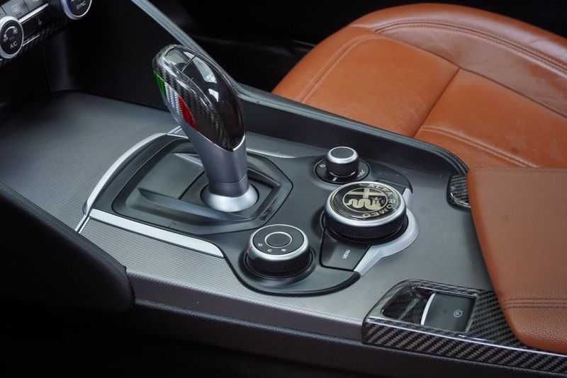 2018 Alfa Romeo Giulia Base photo 13