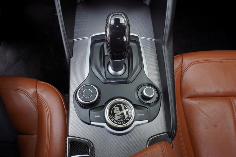 2018 Alfa Romeo Giulia Base photo 14