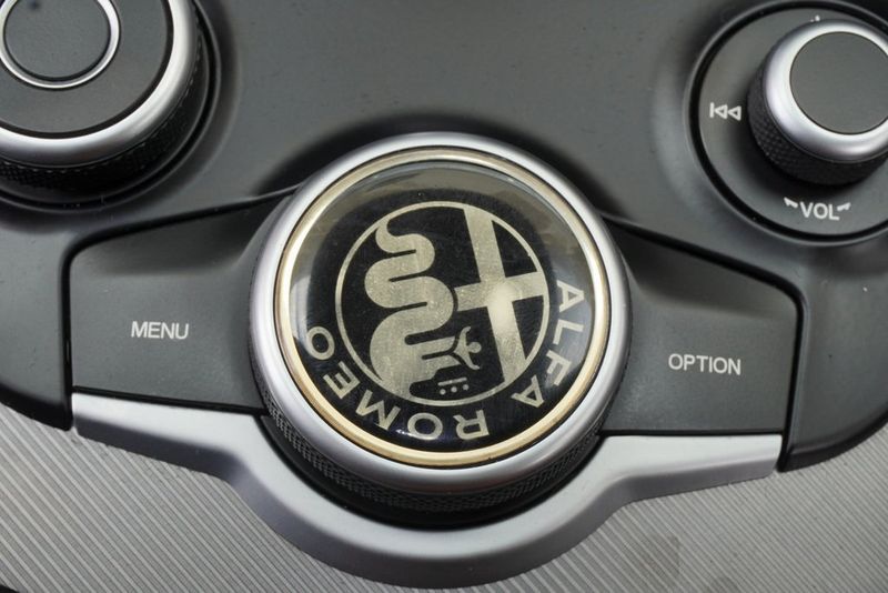 2018 Alfa Romeo Giulia Base photo 16