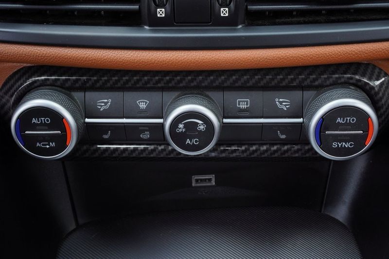 2018 Alfa Romeo Giulia Base photo 18