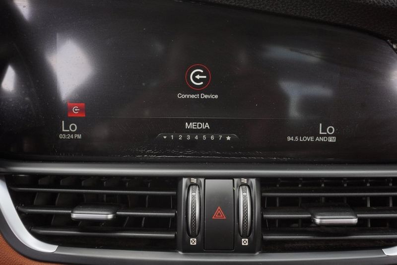 2018 Alfa Romeo Giulia Base photo 20