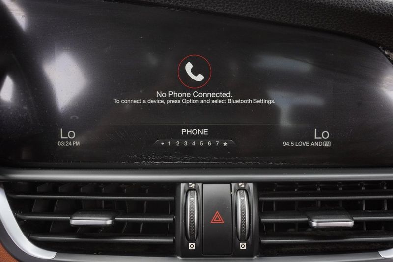 2018 Alfa Romeo Giulia Base photo 21