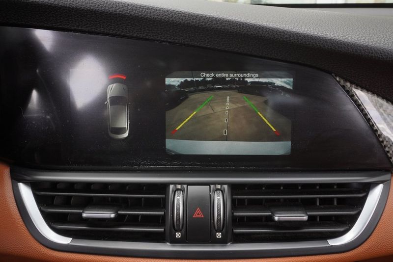 2018 Alfa Romeo Giulia Base photo 24
