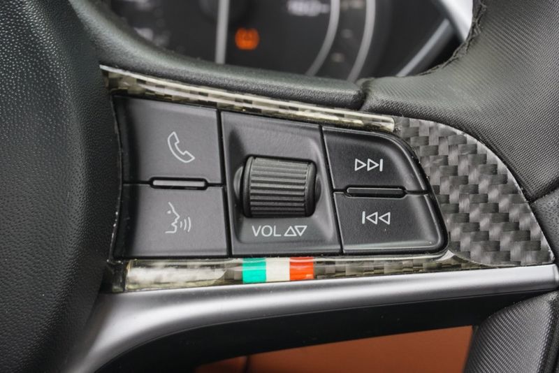 2018 Alfa Romeo Giulia Base photo 25