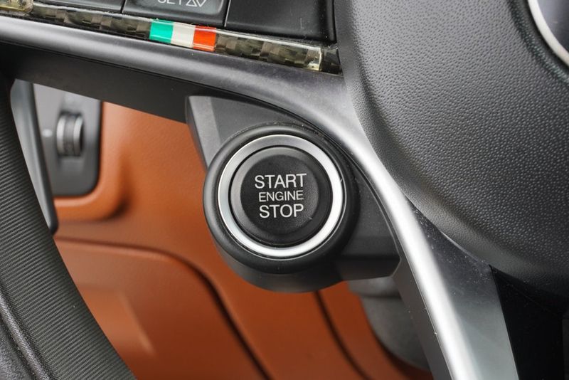 2018 Alfa Romeo Giulia Base photo 26