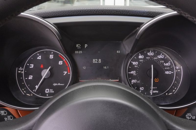 2018 Alfa Romeo Giulia Base photo 27