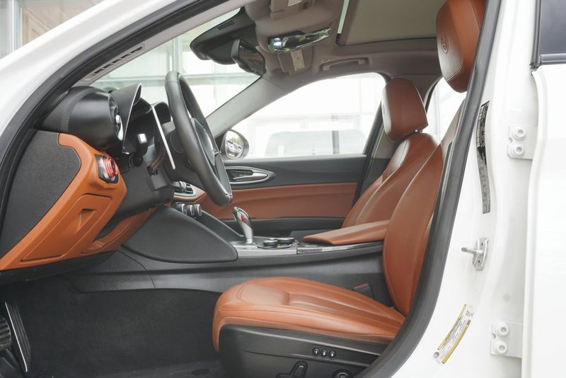 2018 Alfa Romeo Giulia Base photo 33