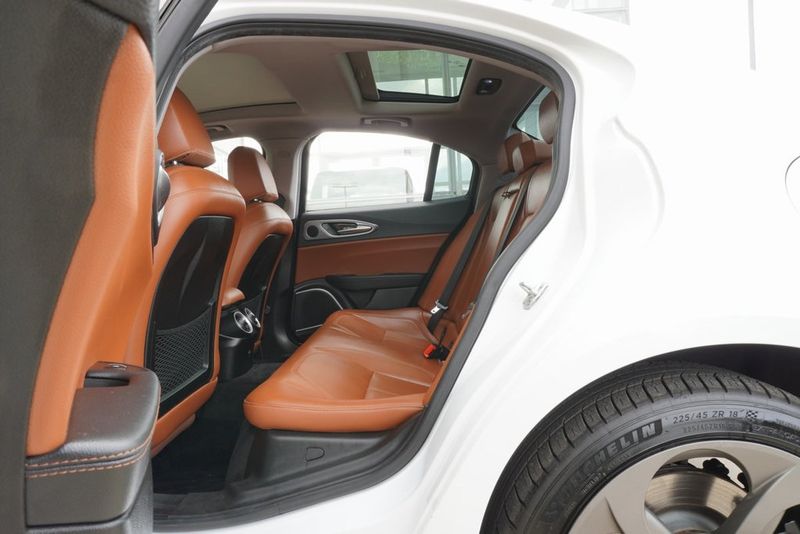 2018 Alfa Romeo Giulia Base photo 34
