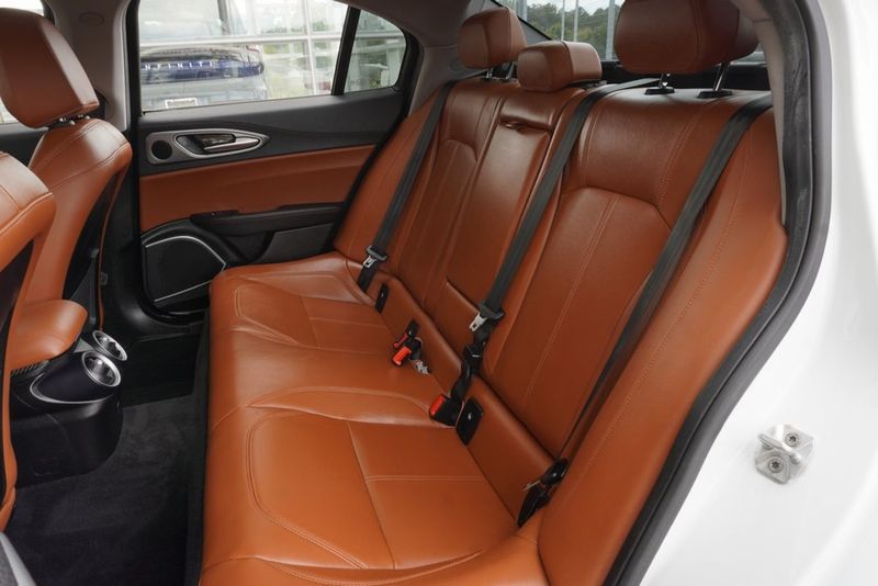 2018 Alfa Romeo Giulia Base photo 37