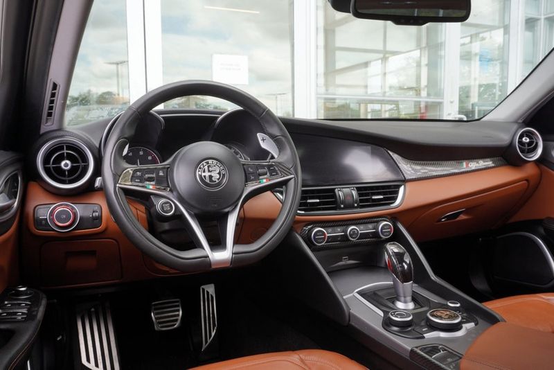 2018 Alfa Romeo Giulia Base photo 3