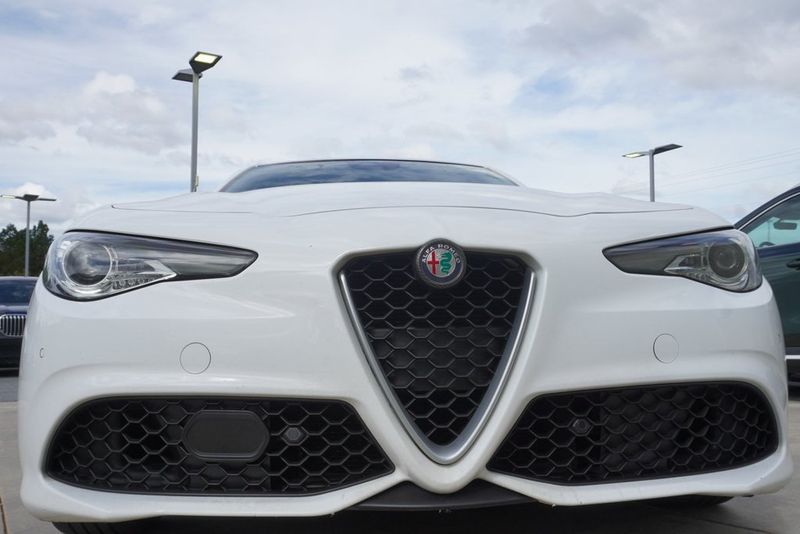 2018 Alfa Romeo Giulia Base photo 5