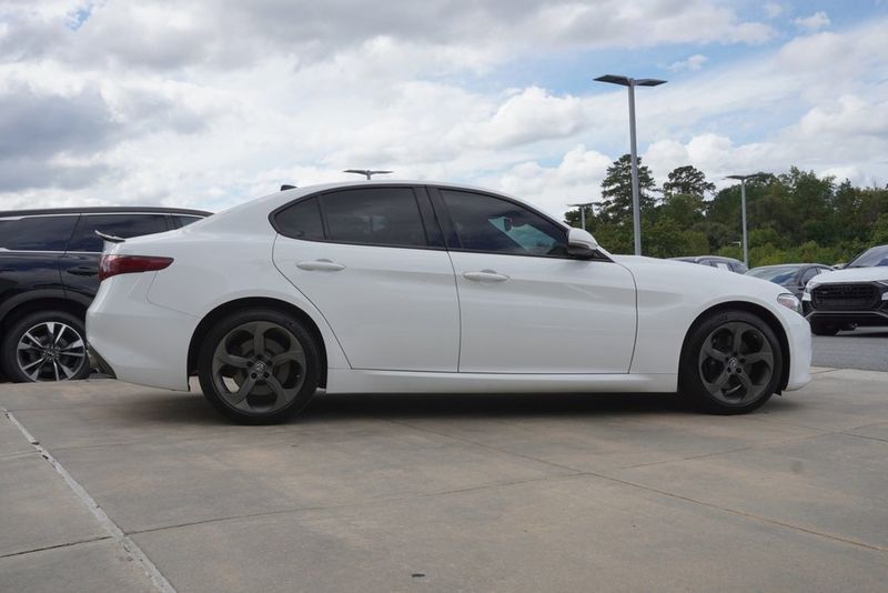 2018 Alfa Romeo Giulia Base photo 6