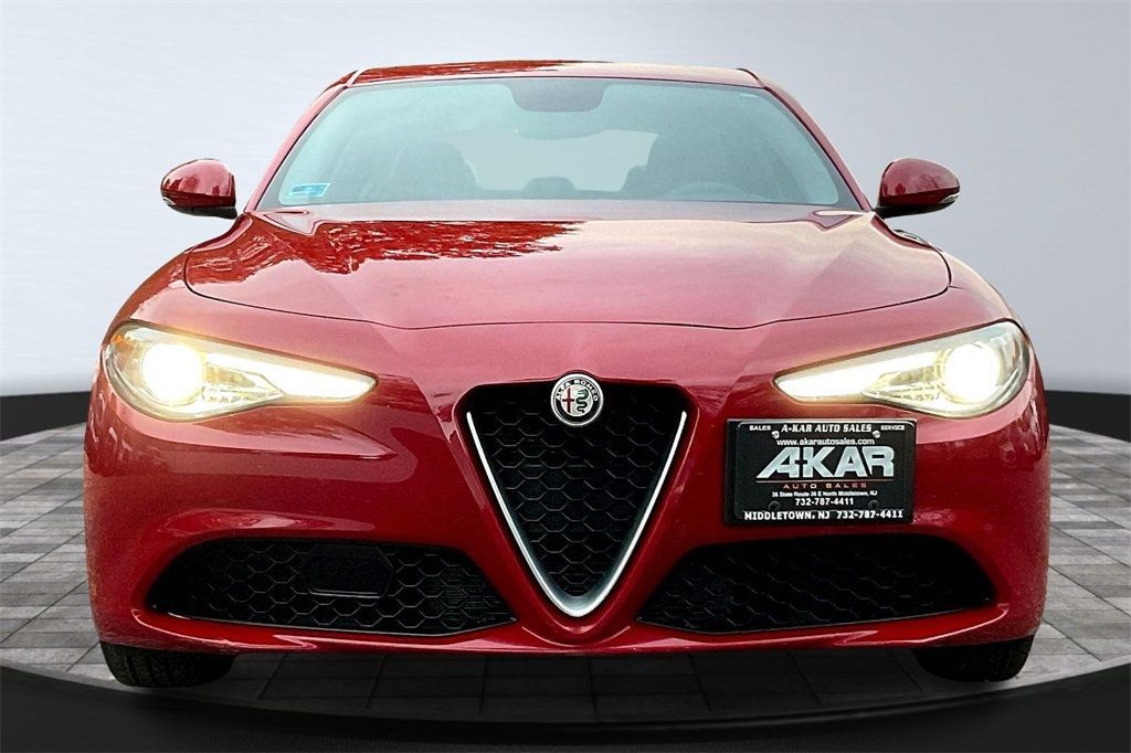 2018 Alfa Romeo Giulia photo 2