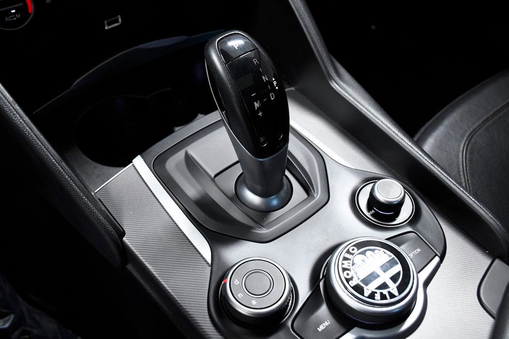 2018 Alfa Romeo Giulia Ti AWD - 22740588 - 24