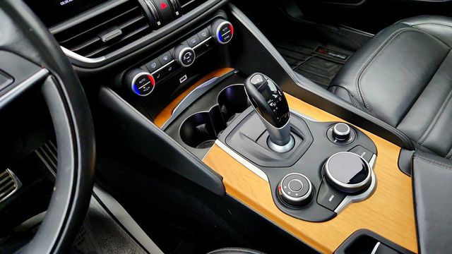 2018 Alfa Romeo Giulia Ti Lusso AWD w/ Dual Pane Sunroof, Navigation, h/k Premium Audio - 23018144 - 16