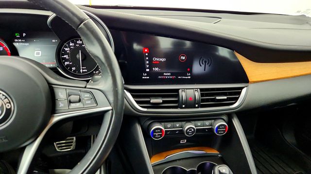 2018 Alfa Romeo Giulia Ti Lusso AWD w/ Dual Pane Sunroof, Navigation, h/k Premium Audio - 23018144 - 17