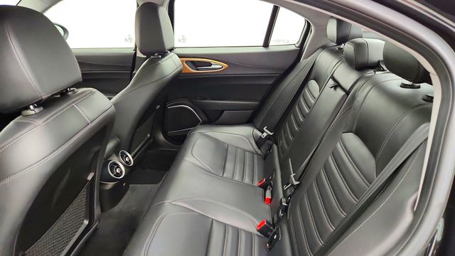 2018 Alfa Romeo Giulia Ti Lusso AWD w/ Dual Pane Sunroof, Navigation, h/k Premium Audio - 23018144 - 20