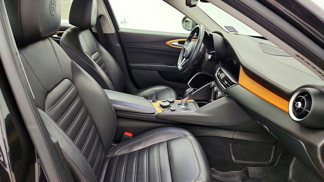 2018 Alfa Romeo Giulia Ti Lusso AWD w/ Dual Pane Sunroof, Navigation, h/k Premium Audio - 23018144 - 23
