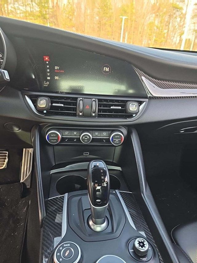 2018 Alfa Romeo Giulia Quadrifoglio Ferrari-derived 2.9 V6! LOOK CARFAX FULLY SERVICED AT FERRARI  - 22974548 - 9