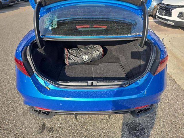 2018 Alfa Romeo Giulia Quadrifoglio Ferrari-derived 2.9 V6! LOOK CARFAX FULLY SERVICED AT FERRARI  - 22974548 - 4