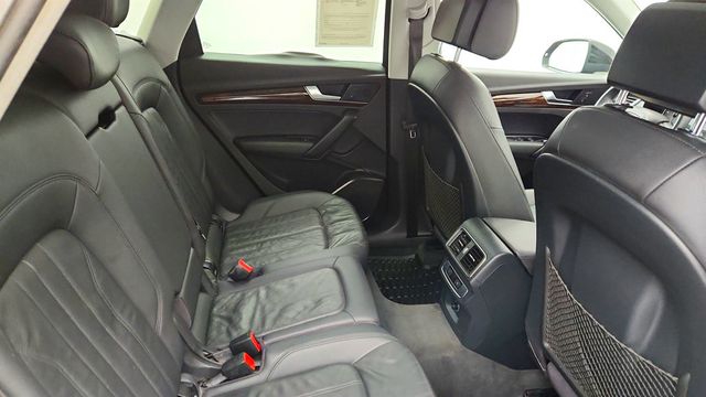 2018 Audi Q5 2.0 TFSI Premium with Panoramic Sunroof & Heated Seats - 22969714 - 23