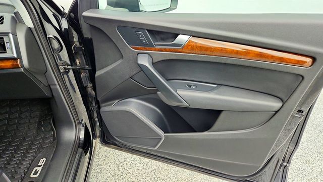 2018 Audi Q5 2.0 TFSI Premium with Panoramic Sunroof & Heated Seats - 22969714 - 26