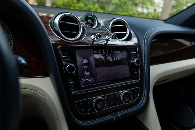 2018 Bentley Bentayga Onyx Edition AWD Clean Carfax - 22918383 - 17