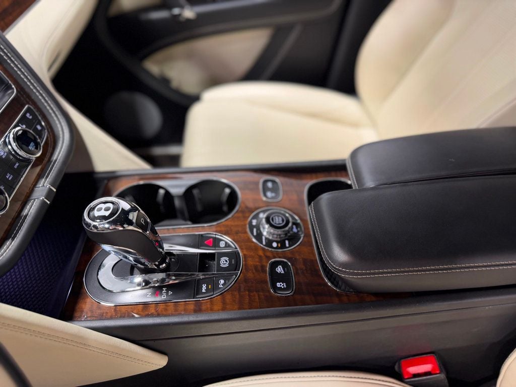 2018 Bentley Bentayga W12 Signature AWD - 23012681 - 18