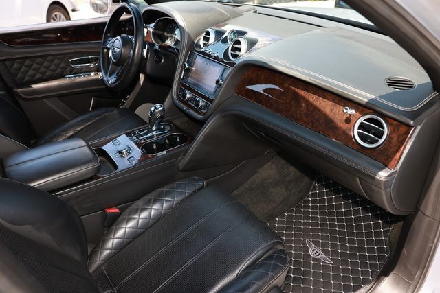 2018 Bentley Bentayga W12 Signature AWD - 23032669 - 18